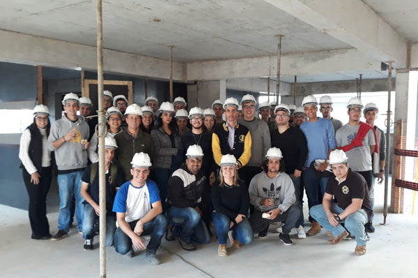 Alunos da FEPI visitando a construção civil do Edifício Itália