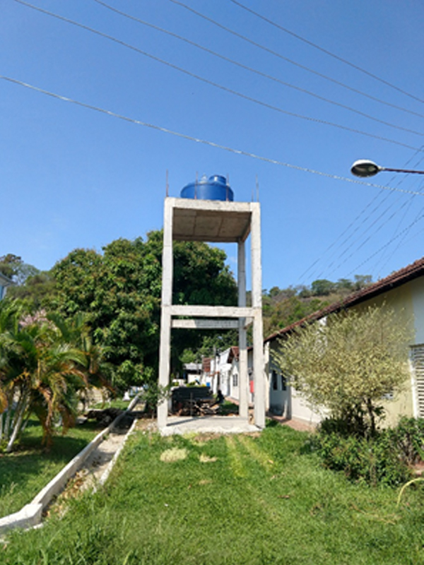 Caixa d'agua de 5 mil litros sendo colocada na Vila Vicentina Itajubá