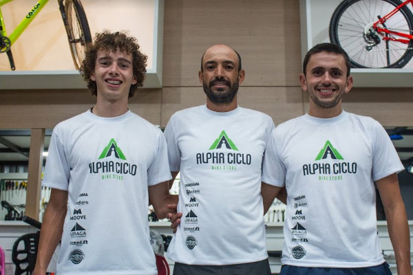 Três atletas da equipe Alpha Ciclo Racing Team